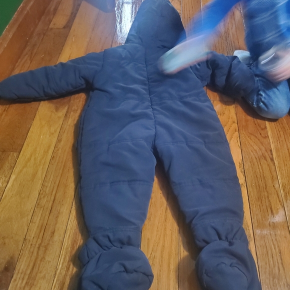 Carters snowsuit - Picture 2 of 2